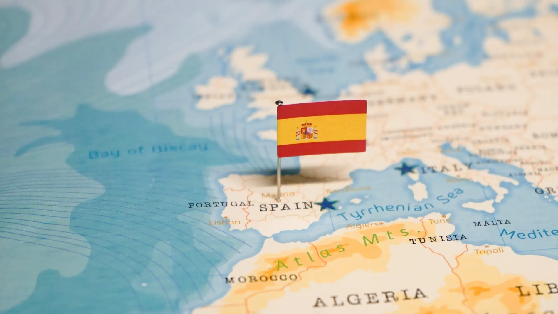What are the best places for US citizens to live when they relocate to Spain?